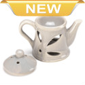 This little teapot hides an aromatic secret: it’s not just a charming ceramic decoration! Lift the lid to uncover a basin that’s ready for the scented oil of your choice, and behind the decorative cutouts is the perfect place to nestle a tealight candle. It will fill your room with scent and charm.