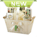 Soothe your body and invigorate your senses with this deluxe spa bath basket. The sweet scent of mint and jasmine combine in the included bath essentials, and the set also features a wash puff and handled basket.