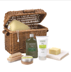 Open this wicker treasure chest to discover a wealth of spa delights! Spoil yourself with soothing skin-care enriched with the goodness of olive oil, avocado and lemon.