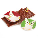 This trio of cute serving pieces will turn your party into a holiday hootenanny! Two charming owl dishes, one red and one green, can be used with or separate from the elongated wood-pattern serving tray. 